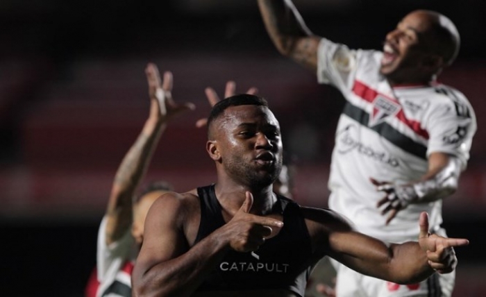 São Paulo vence Atlético-GO com gol no último minuto pelo Brasileirão