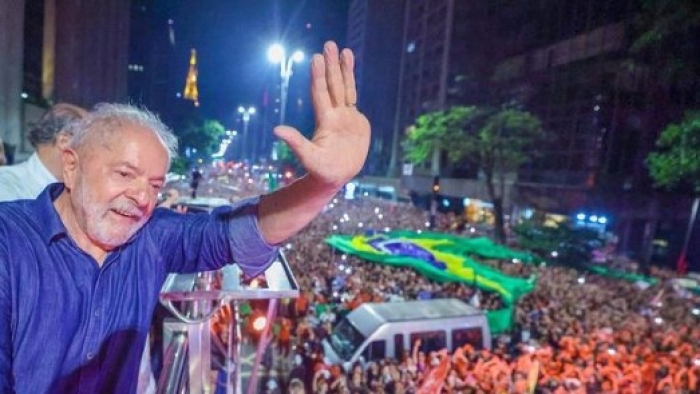 Lula é eleito presidente pela terceira vez em disputa acirrada