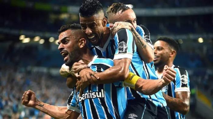 Grêmio atropela Santos por 5 a 1 e se recupera no Brasileirão