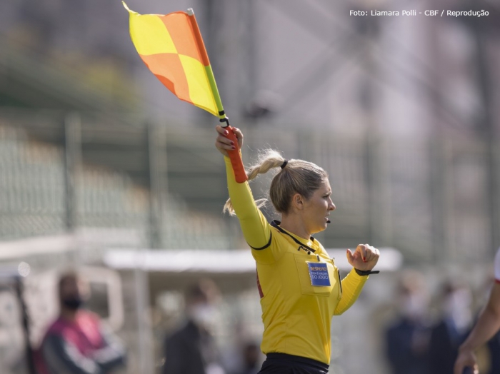 Brasileira é escalada para primeiro trio feminino que apitará jogo em Copa do Mundo