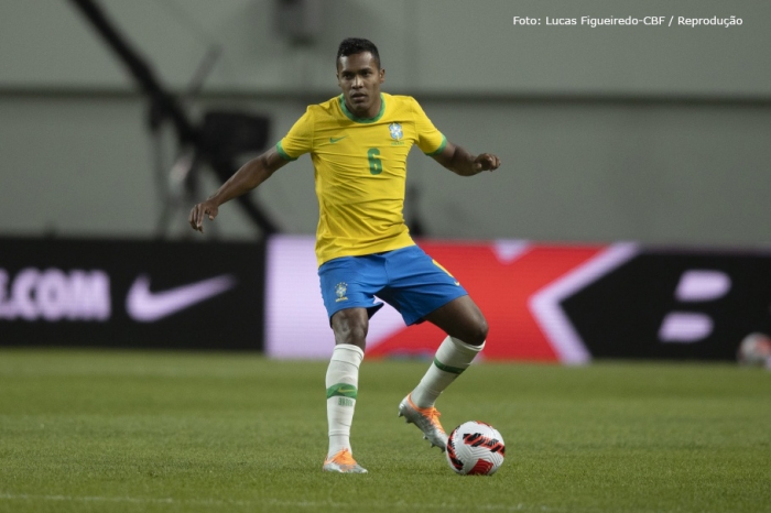 Alex Sandro sente problema muscular e vira desfalque para jogo contra Camarões