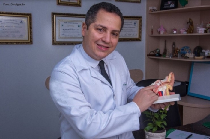 Médico otorrino alerta para os cuidados com os ouvidos nas férias