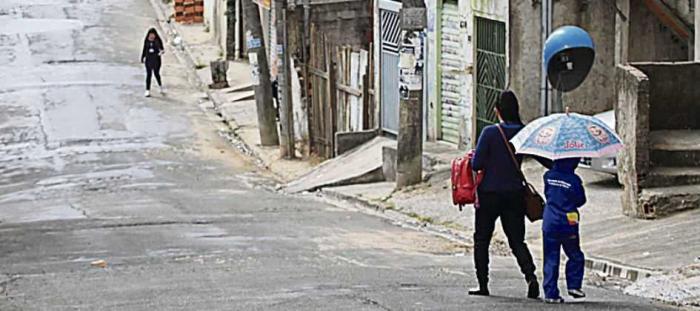 Com medo de assaltos, moradores aguardam ônibus no quintal de casa em Mauá