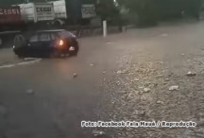 Chuvas fortes alagam ruas de Mauá na terça-feira