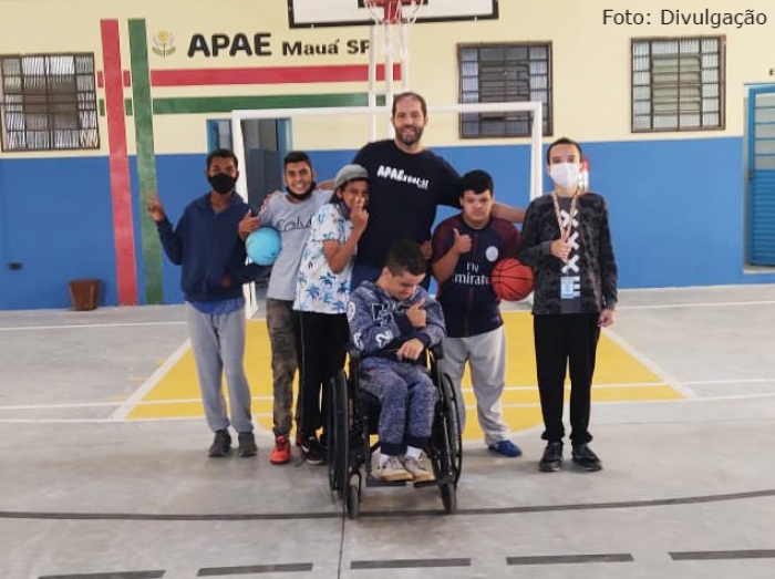 APAE Mauá realiza manutenção do piso da quadra da sede após receber emenda do deputado Delegado Olim