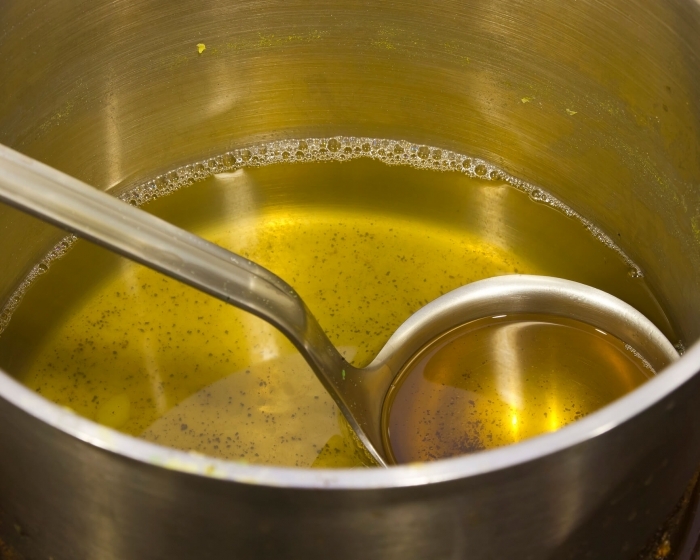 Descarte de óleo de cozinha usado: saiba como fazer da forma correta 