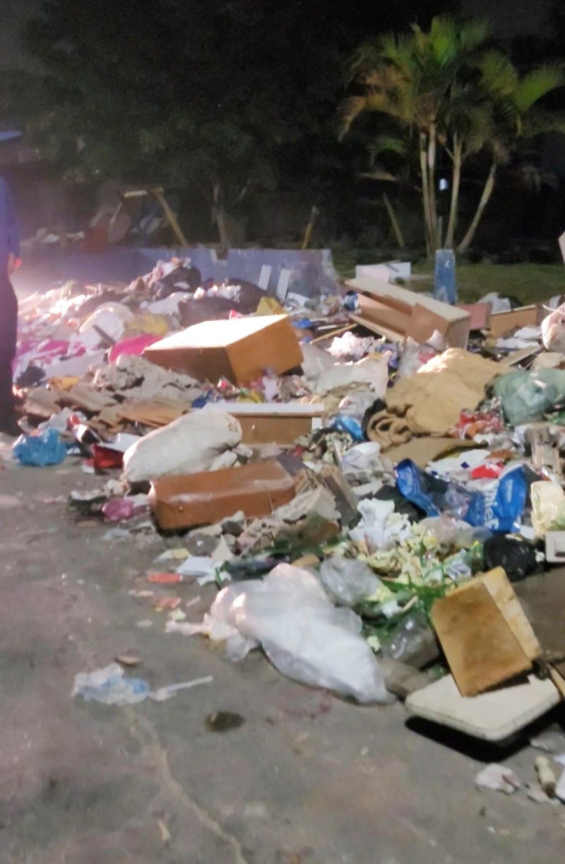 Outro ponto com muito lixo acumulado foi visto na Rua Geraldo Corrêa, no Jardim Lisboa