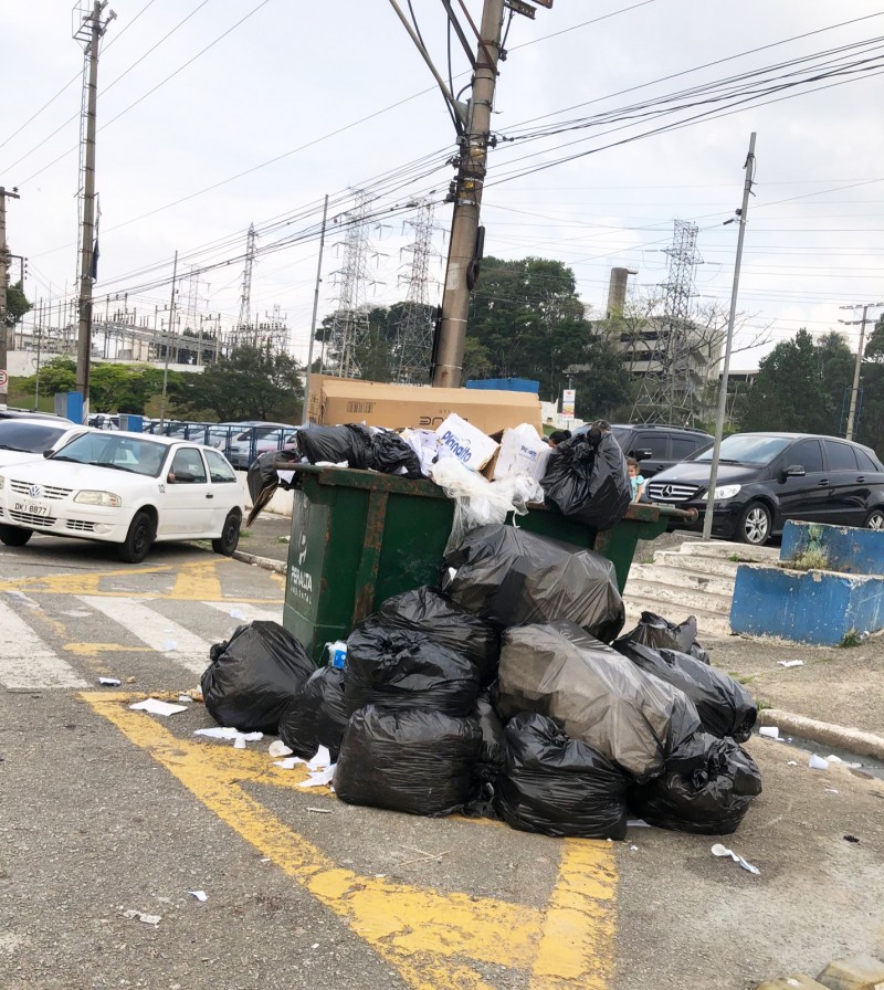 Caçamba localizada na região do estacionamento do Paço Municipal foi vista com lixo para ser recolhido