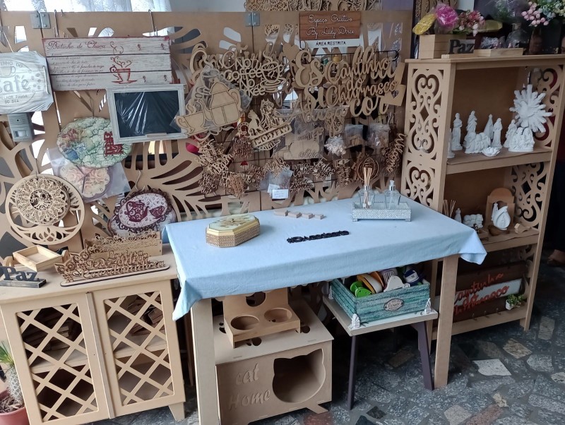 Loja possui diversos materiais voltados para artesãos e produtos comuns e personalizados para clientes