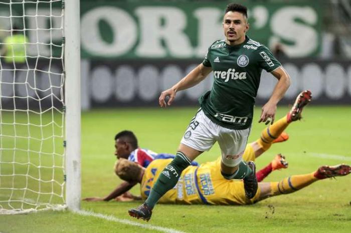 Palmeiras vence Bahia por 3 a 0 e permanece próximo do líder do Brasileirão