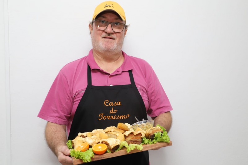 Fábio Massagardi, proprietário da Casa do Torresmo, explica que nova técnica para pururucar torresmo e joelho de porco é diferencial de seu estabelecimento
