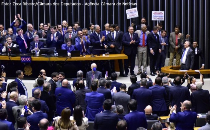 Reforma tributária é aprovada na Câmara; texto segue para o Senado