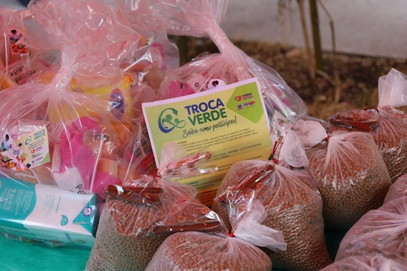 Ação permite que moradores troquem resíduos recicláveis por alimentos ou ração para cães e gatos