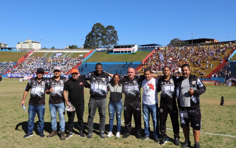 Presidente da Liga Mauaense de Futebol, Claudio Silva (quarto da esq. para a dir.), Marcio Bertucci, secretário de esportes (ao lado de Claudio), Daniel Alcarria, secretário-adjunto de Esportes (terceiro da dir. para esq.) e representantes da LMF