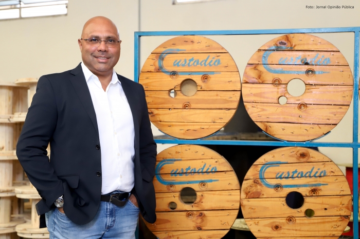 Claudio Custódio faz críticas à Prefeitura por demora nas obras de manutenção em passarela